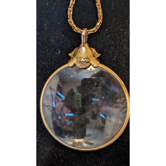 Vintage 1976 Signed Avon Magnifying Glass Pendant Necklace on 30" Monet Chain - Picture 2 of 8